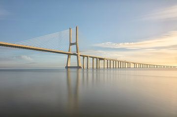 Ponte Vasco da Gama Lissabon – Minimalistische Langzeitbelichtung als Fine‑Art‑Wandbild von Rolf Schnepp