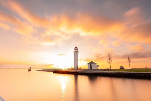 Not only does the lighthouse seem beautiful by Louise Poortvliet
