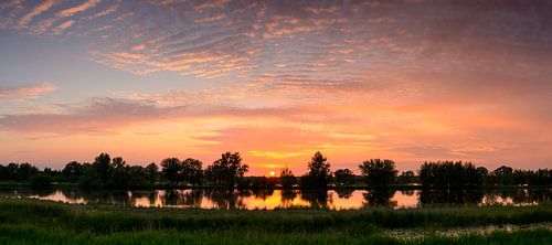 Zonsondergang boven de IJssel uiterwaarden