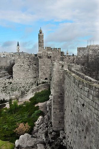 Middeleeuwse muren van Jeruzalem. Oude steen, sombere hemel. Sombere torens en vestingmuren
