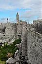 Mittelalterliche Mauern von Jerusalem. Alter Stein, düstere Himmel. Düstere Türme und Festungsmauern von Michael Semenov Miniaturansicht