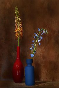 Stilleben mit Blau und Rot und Gelb