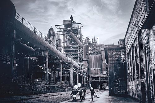 Hoogoven langs de Alte Emscher in het landschapspark Duisburg-Nord. Staalfabriek in het midden van h