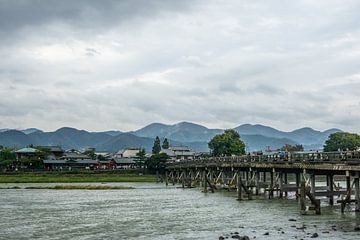 Rivier met brug in Kyoto van Mickéle Godderis