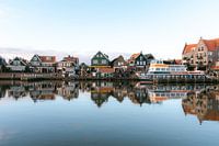 Een uitzicht op de dijk en boot naar Marken in Volendam