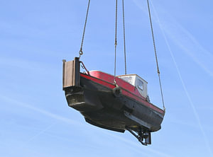 Rotes Arbeitsboot in der Luft.