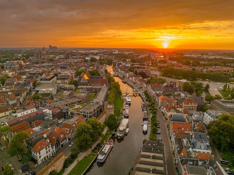 Thorbeckgracht in Zwolle tijdens zomerse zonsondergang van Sjoerd van der Wal Fotografie