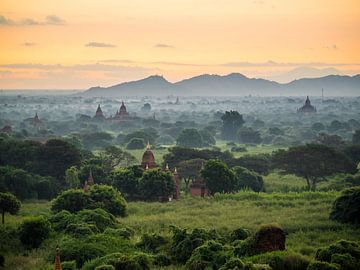Sonnenuntergang am Tempelfeld in Bagan, Myanmar