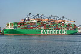Containerschip Ever Aim van Evergreen. van Jaap van den Berg