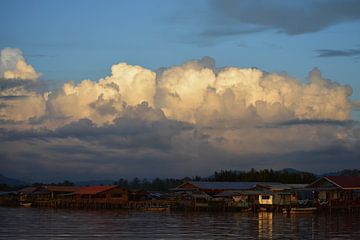 Wolken boven een vissersdorp in Klias Peninsula van Minimalistiche reisfotografie by.Rieneke