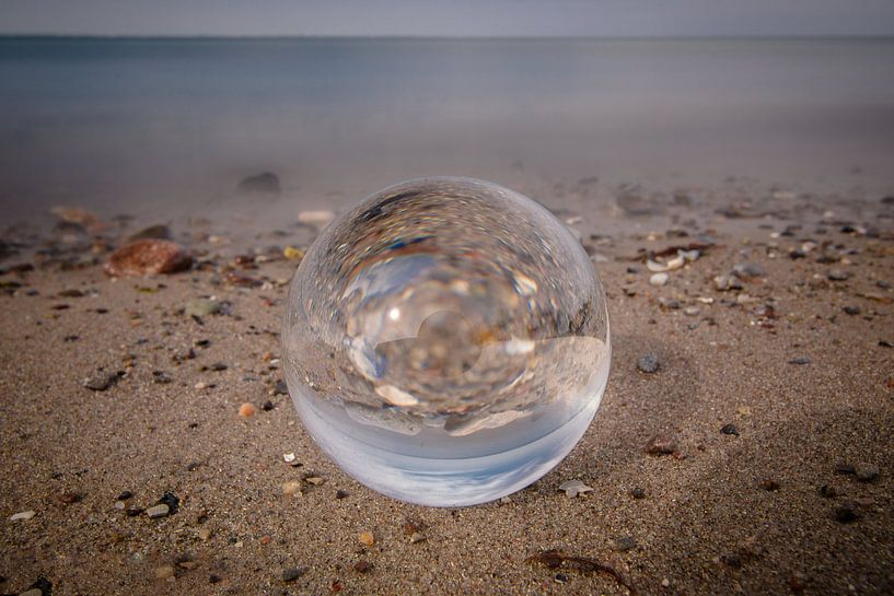 Crystalball am Strand von Marc-Sven Kirsch