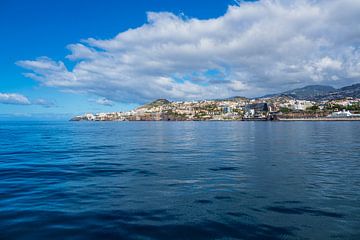 Blick auf die Stadt Funchal auf der Insel Madeira van Rico Ködder