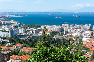 Panoramablick auf die Stadt Thessaloniki Stadt in Griechenland mit Meer
