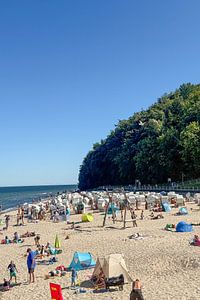 Belebter Strand in Binz auf der Insel Rügen in Deutschland