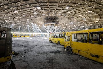 Lost Place - verlaten busstation in Oost-Europa van Gentleman of Decay