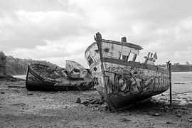 HDR urbex Cimetiere a bateaux Schiffsfriedhof in Quelmer in der Bretagne von W J Kok