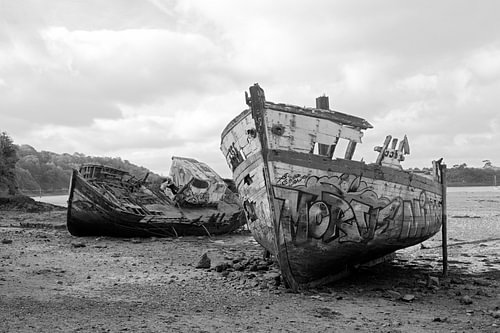 HDR urbex Cimetiere a bateaux Schiffsfriedhof in Quelmer in der Bretagne