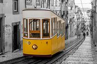 Tram Lissabon zwart wit van Sander Groenendijk thumbnail