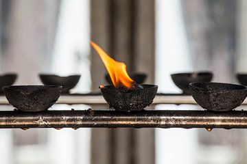 Brandende olielampen in tempel