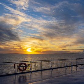 Coucher de soleil au large des îles Shetland sur Rico Ködder