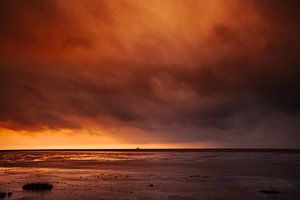 Dramatik im Wattenmeer: Glühender Abendhimmel
