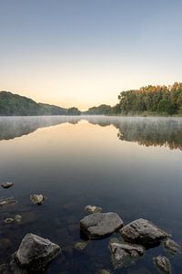 Zonsopkomst aan het water met opstijgende nevel in staand formaat