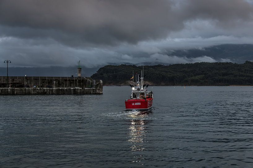 Un petit bateau de pêche quitte le port juste avant la tombée de la nuit par Harrie Muis