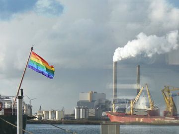 Regenboogvlag op schip, in de havens van Amsterdam van Artmotifs Eve