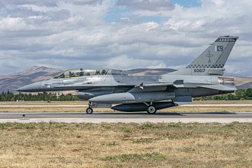 Der pakistanische General Dynamics F-16BM Fighting Falcon. von Jaap van den Berg