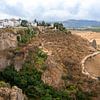 Uitzicht op Ronda en het landschap van Andalusië van Ron Poot
