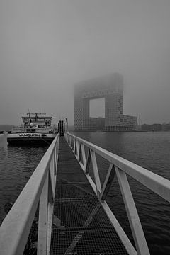 Aanlegsteiger in mistig Amsterdam van Peter Bartelings