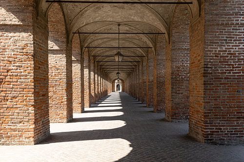 Schaduw onder de Galleria degli Antichi in Sabbioneta (Italië) in kleur