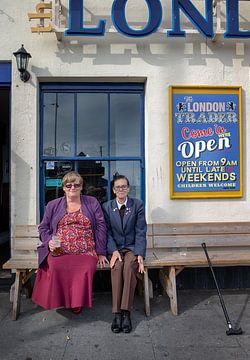 Twee dames in Hastings voor een pub. van Albert Brunsting