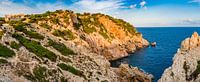 Idyllisch uitzicht op vuurtoren in Cala Ratjada aan de ruwe klifkust op Mallorca van Alex Winter thumbnail