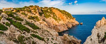Idyllischer Blick auf den Leuchtturm in Cala Ratjada an der rauen Steilküste auf Mallorca von Alex Winter