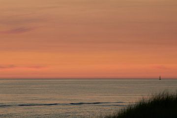 Zeilboot op zee bij zonsondergang van Robert Lodewijks