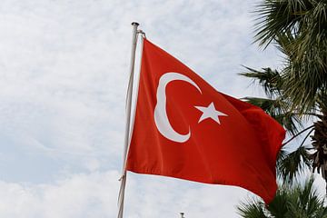Drapeau turc dans le vent sur de-nue-pic