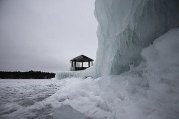 Winterrust aan het meer, het bevroren paviljoen in Åmål van Fotos by Jan Wehnert