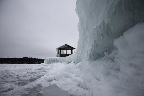 Winterrust aan het meer, het bevroren paviljoen in Åmål