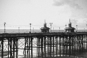 Pier in Blackpool, England. Schwarz-Weiß. von Erik Juffermans