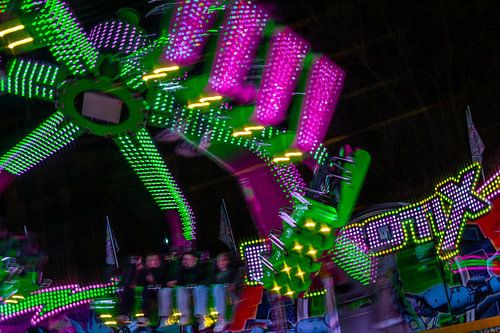 Draaiende energie – attractie in het kleurrijke licht van de nacht