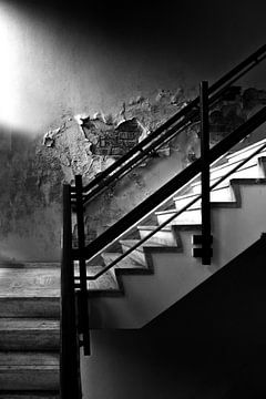 Zwart-wit trappenhuis in urbex locatie van Saskia Nelissen