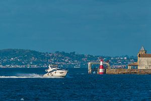 Het Humaita-punt op het exacte moment dat een speedboot passeerde in de stad Salvador, Brazilië