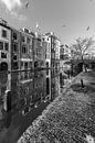 Besneeuwde werf aan de Oudegracht in Utrecht in zwart-wit van André Blom Fotografie Utrecht thumbnail