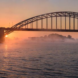 Sprookjesachtige zonsopkomst Waalbrug van Femke Straten