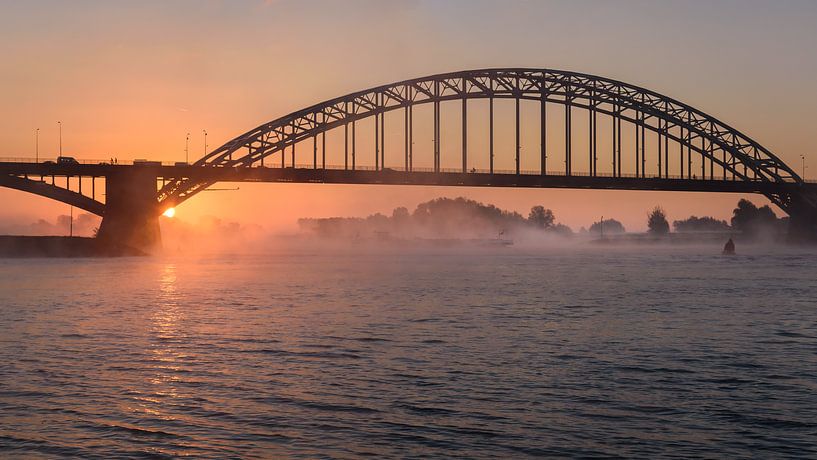 Sprookjesachtige zonsopkomst Waalbrug van Femke Straten