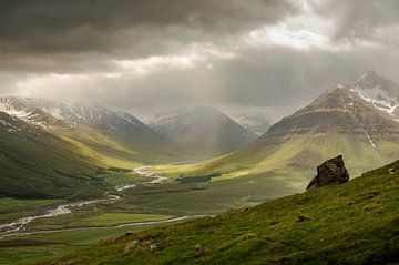 Spel tussen zon en regen in Svarfaðardalur in IJsland van Henk Boerman