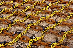 Yellow and rusty chains in the port of Vlissingen. von Alice Berkien-van Mil