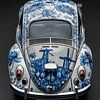 aanblik van de Achterkant van een oude volkswagen kever voorzien van Delfts blauwe afbeeldingen van Margriet Hulsker
