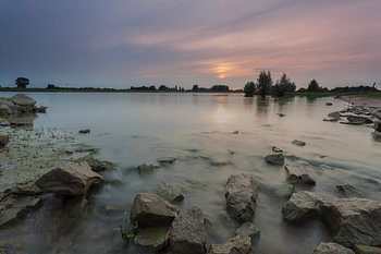 Sonnenuntergang am Fluss IJssel in Windesheim Provinz Overijssel